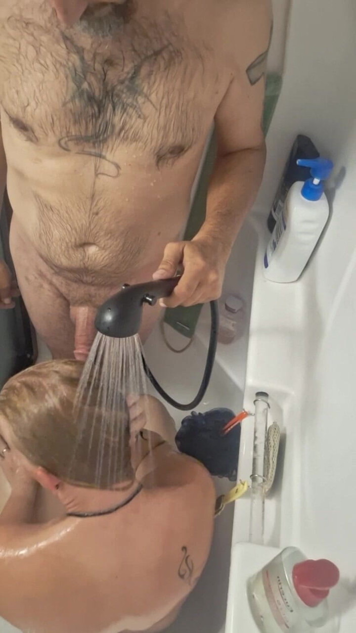 KittieNoOne: Blowjob terkejut untuk suami di bilik mandi