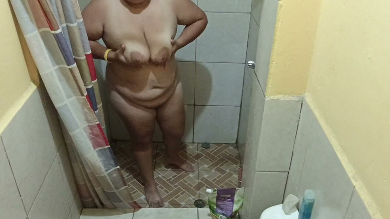 Stepmom_with_big_tits: Diese dusche war am ende sehr heiß, weil meine brüste...