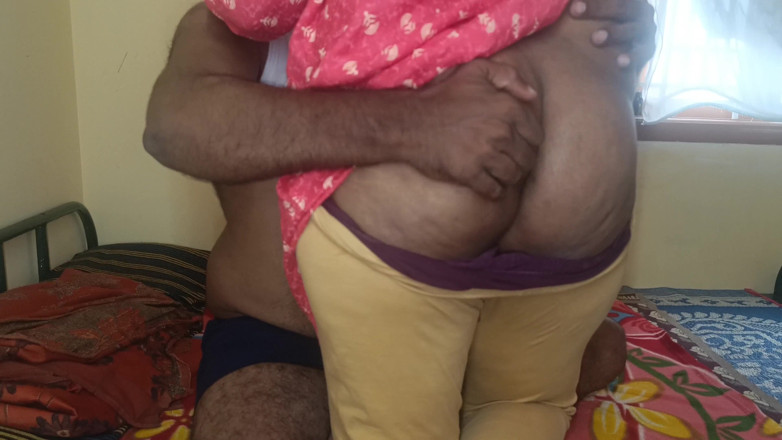 Apple baby: Wanita berkahwin menikmati katil dengan pengurusnya