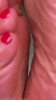 Pink Foxx zdejmuje buty po długim dniu
