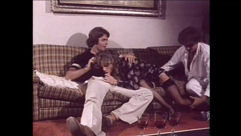 Vintage Usa: Retro dreier von sexy vollbusiger MILF von zwei großen schwänzen...
