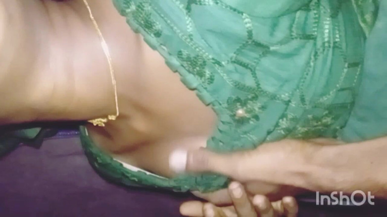 AmpleOunce283: Desi krásná nevlastní sestra Těsná kundička detail 3 prstění poprvé