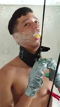 Игривая женщина-кошка мастурбирует игрушкой с одиноким латинским пареньком!