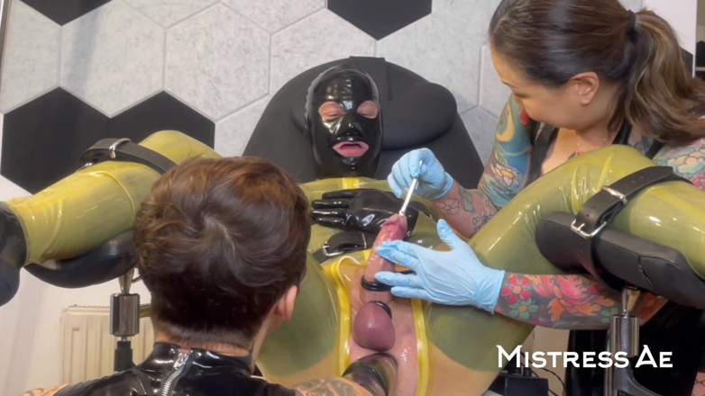 MistressAe: Sounding und anal Stretching, Doppeldomme in Latex mit Madame Li...