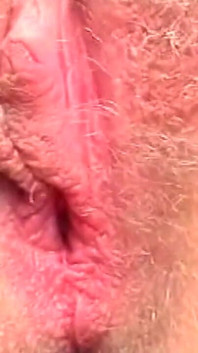 ブロンドの美女が野外でニンジンで膣を詰め込む