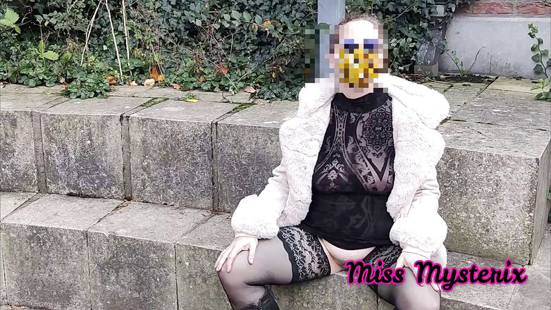 Miss Mysterix: Mostra davanti a sconosciuti con un abito trasparente