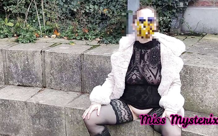 Miss Mysterix: Mostra davanti a sconosciuti con un abito trasparente