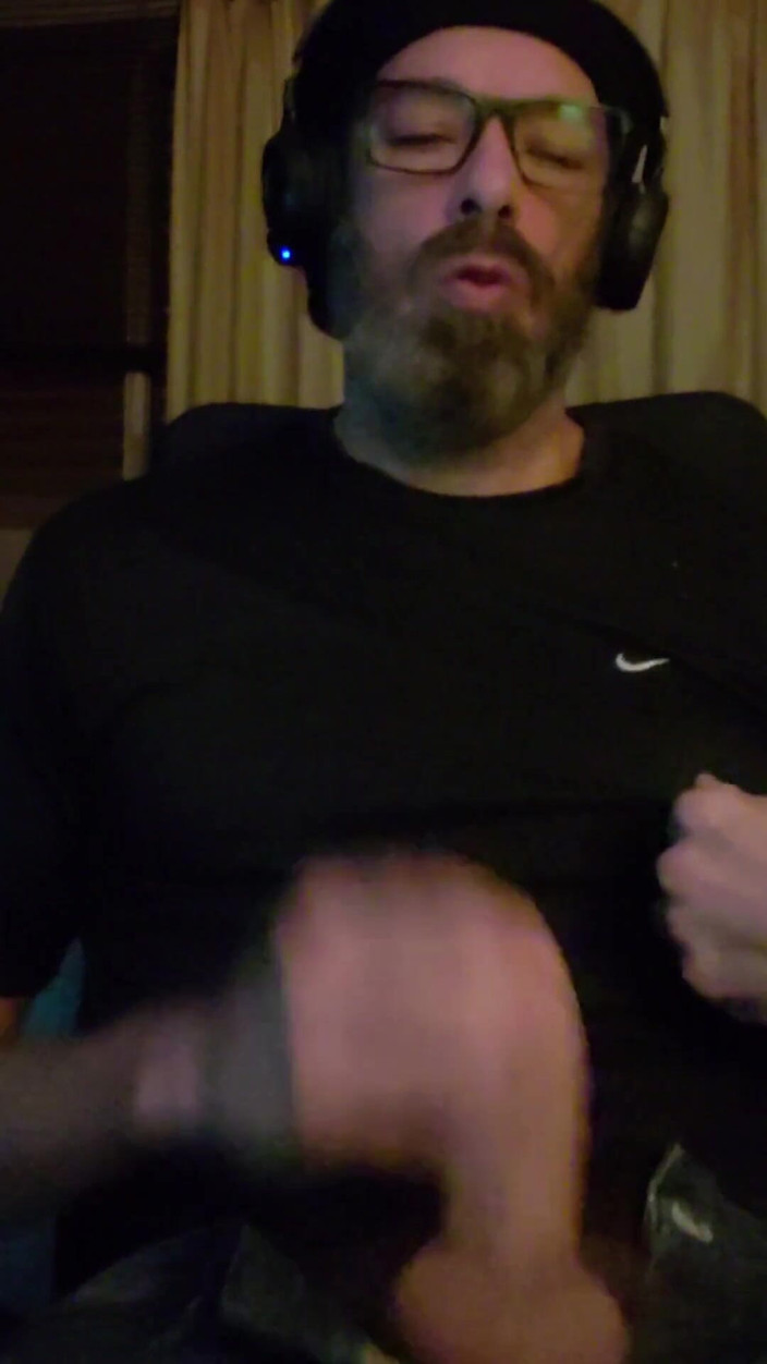 BBIG: Brnha merokok dan merangkap pada baju!