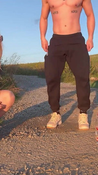 Ils continuent leur jeu de strip-tease, des rires et de l’excitation remplissent l’air