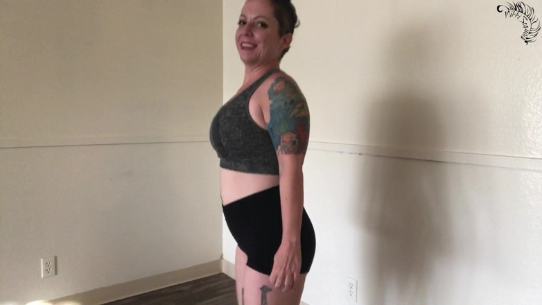 Nikki's Fetishes: Je fais rebondir mes seins dans un soutien-gorge de sport