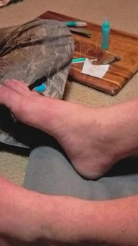 Melodia daje swojem mistrzowi pedicure