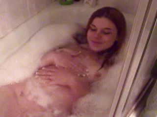 Radical pictures: Cô gái nghiệp dư dễ thương trong bồn tắm
