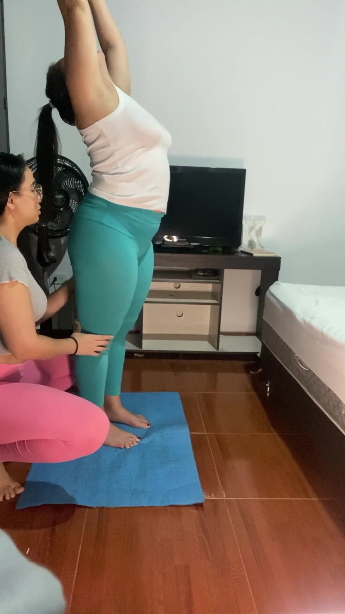 zoemelissa: Інструктор з йоги-лесбіянок хоче трахнути свого студента