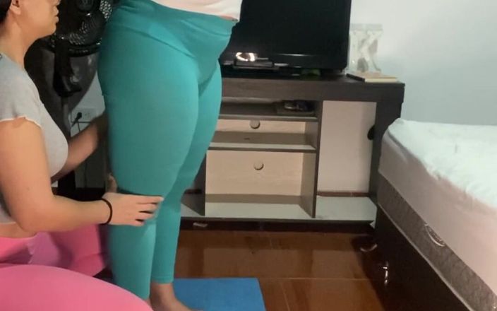 Zoe &amp; Melissa: Lesbische yoga-instructeur wil haar student neuken