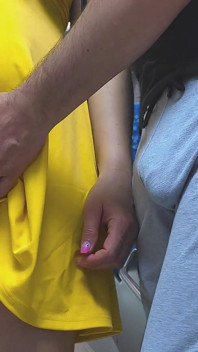 Branlette risquée dans les transports en commun ! Un inconnu coquin éjacule avec la main d’une fille