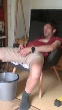 Bator Caveman se pișă în jur și se bucură de Peștera Lui-bărbăție