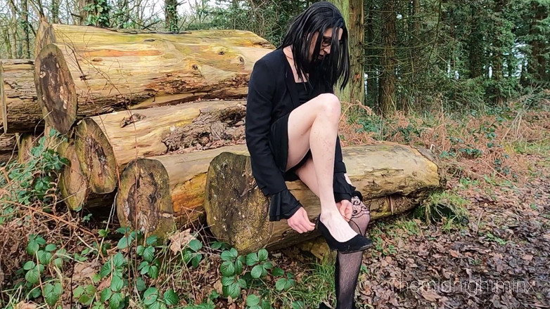 The Midnight Minx: Travestit gotic excitat în pădure