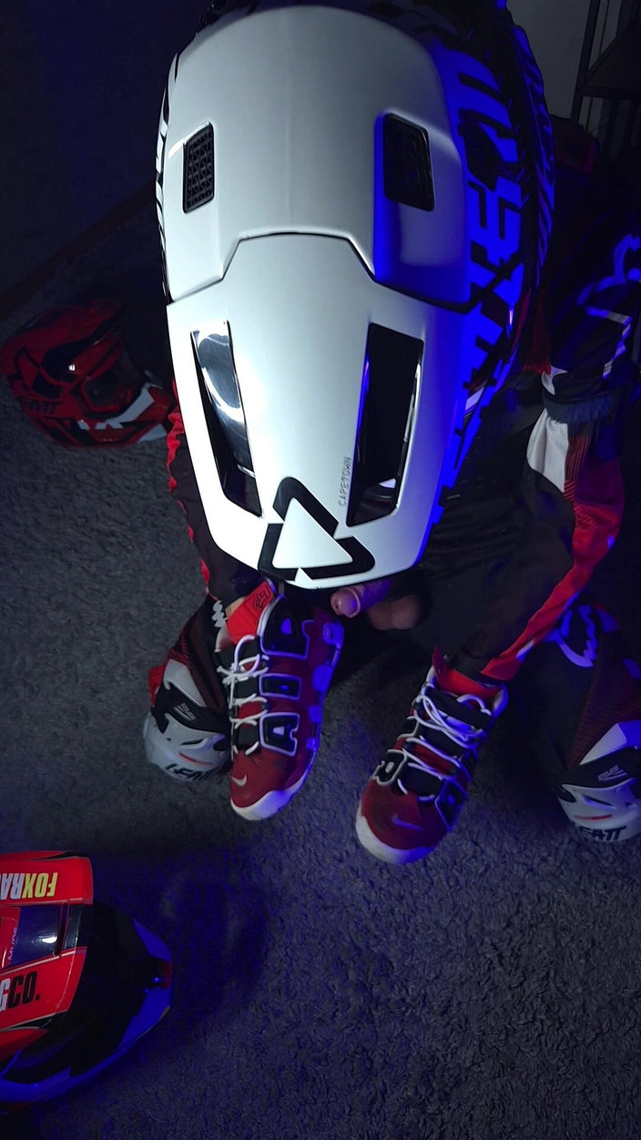 Sneakersmax98: Geile bikerin spielt mit seinem schwanz