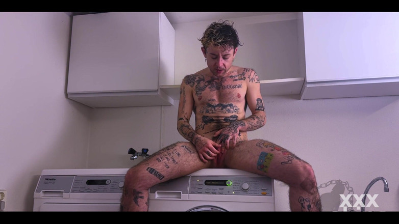 Xxx skips: Nadržená ftm XXX přeskočí honění jeho boy kundičky, zatímco sedí...