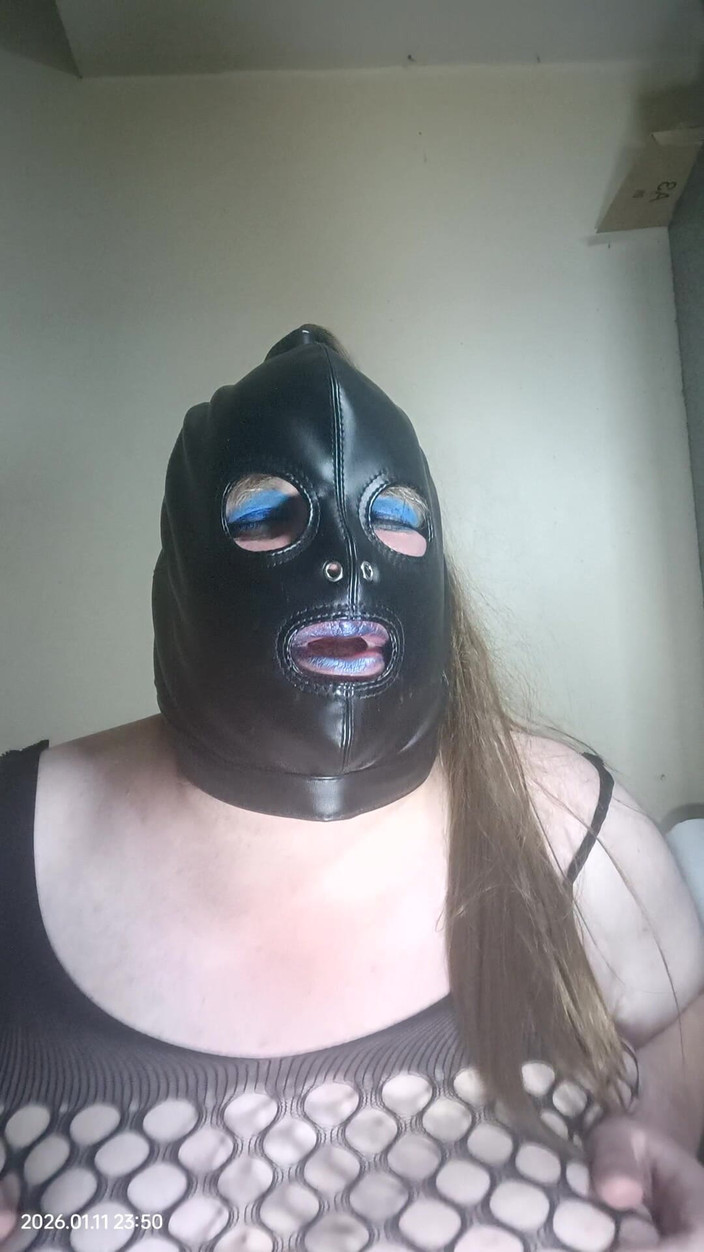 Stephanie-Nicole-TV: BBW TV joue avec ses tétons à travers des bas résille.