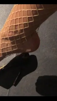 Louboutin bota se roztáčí. Klasická černá. Klasický bezstarostný styl.