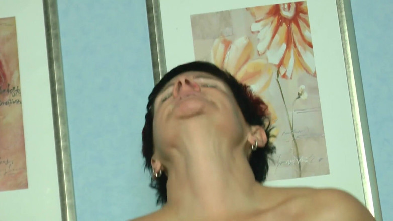 Mature Climax - 100% Mature Videos: Tatuada madura com cabelo colorido é fodida apaixonadamente
