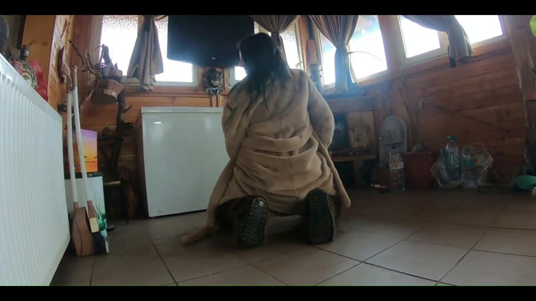 MilfyCalla: ゴールデンドレス、毛皮、そして煙を吸う毛深い膣、ディープフェラチオ、冷凍庫の上で硬いドギー