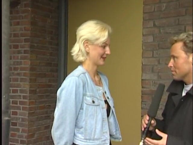 Lucky Cooch: Linda garota loira na entrevista