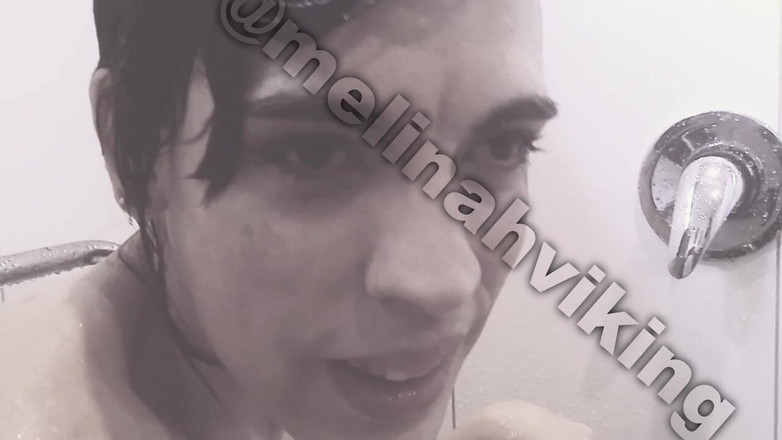 Melinah Viking: Luv Me, коли мокра