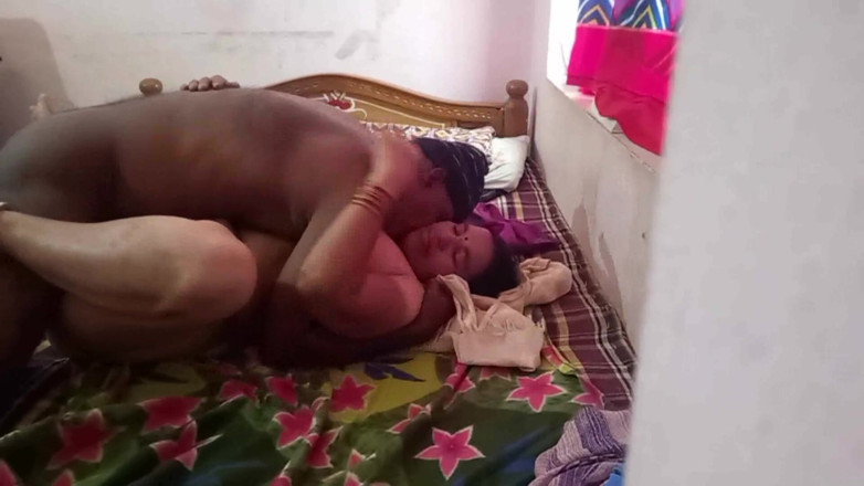 Desi mature: Sexy rijpe moeder Rupa zuigt en neukt