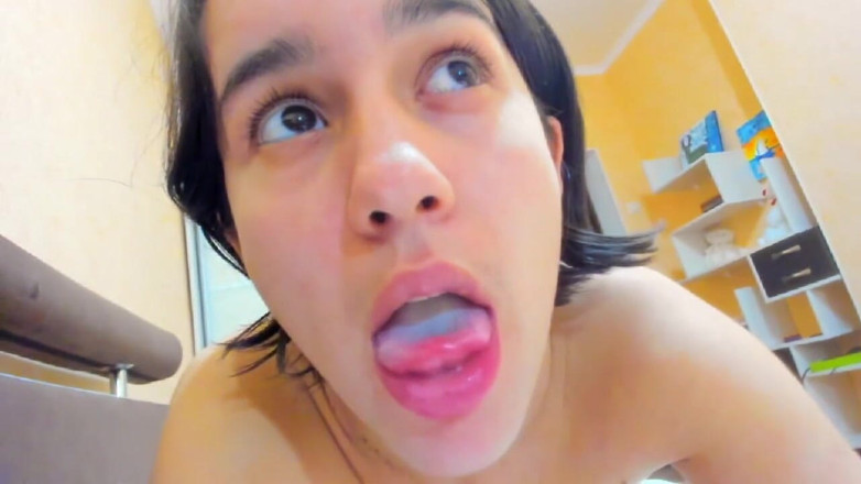 myla_angel: Profundo consolador chupando, mostrando lengua!