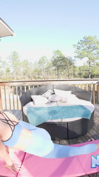 Angelica Amore, MILF à forte poitrine, fait du yoga nue dans la nature