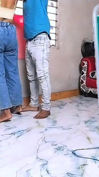 印度女孩与朋友男友开玩笑和真正的角色扮演