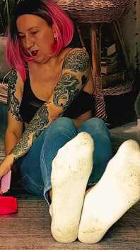 あなたが私の汚れた白い靴下MILFジーンズを見つめながらメイクをしているレディアンジェラ