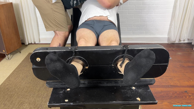 Ticklish Chubs: Pebisnis di belas kasihannya