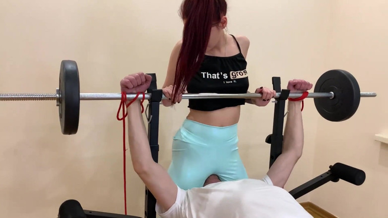 Petite Princesses Femdom: Sofi, maîtresse rousse, fait un face sitting en legging bleu...