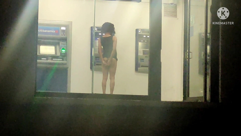 Traviezisha: Sissy trong chiếc váy đĩ thủ dâm đít cô ấy trong atm công...