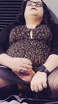 Awek transeksual mengangkat pakaian dan memancut mani dalam pantyhosenya