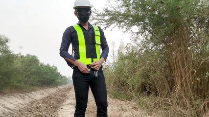 Ingenjör kommer till jobbet före arbetstiden