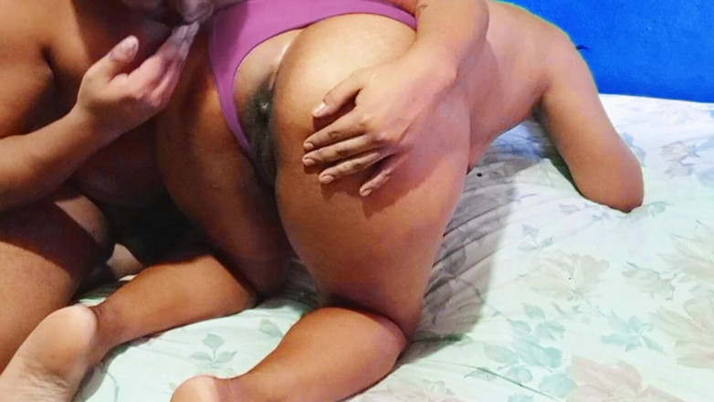 BigassMILF40: बड़ी गांड वाली सौतेली मम्मी की पूरी मालिश