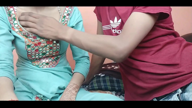 Desi college love: Hermanastra india con grandes tetas atrapada viendo porno - sexo duro...