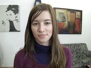 Preciosa nena está sacudiendo una gran polla en primer plano