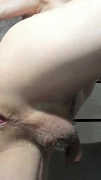 Je baise activement mon jeune et adorable cul avec un gode