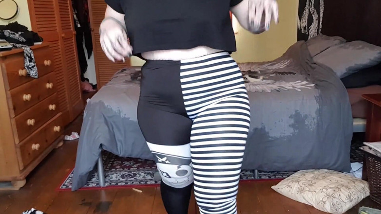 Tattooed Milfy Mama: PAWG fa stretchching e sborrata in leggings