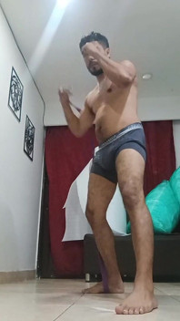 性感的多毛拉丁裔在家里锻炼