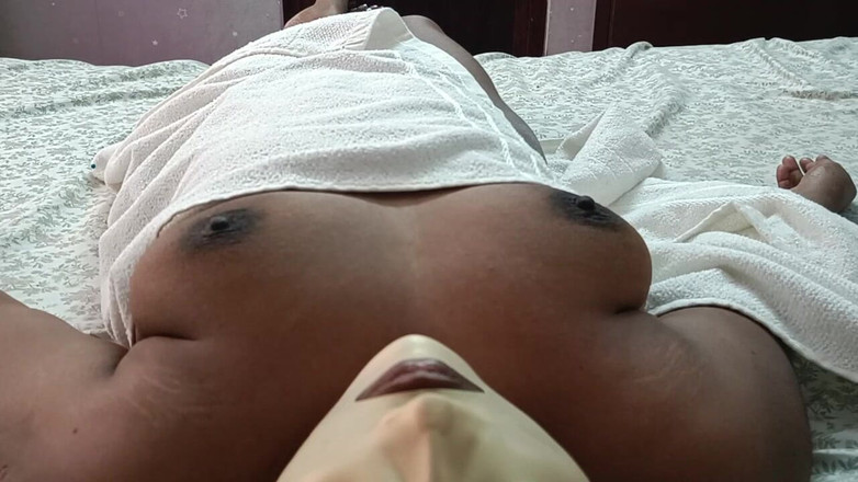 Luxmi Wife: Evli kadın evde çıplak masaj yapıyor -3