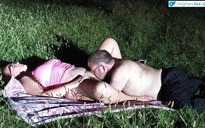 Red Queen: Venkovní sex na otevřeném poli v noci s zrzkou s...