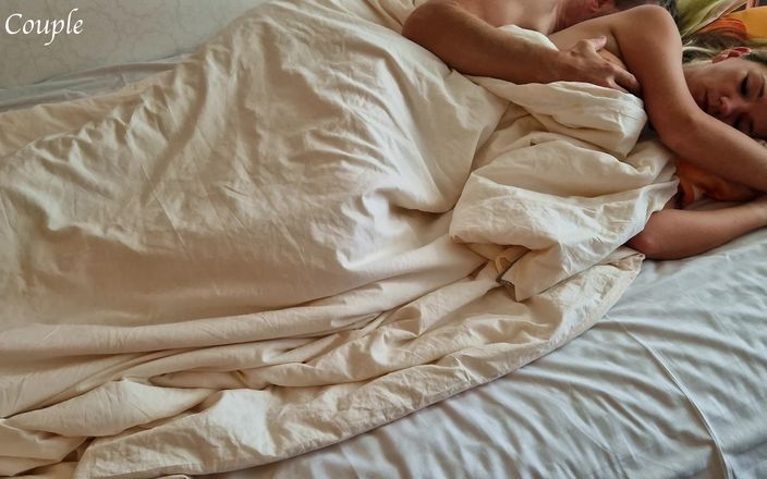 LC couple: Echt amateurpaar ochtendseks - man maakt vrouw wakker als hij haar...