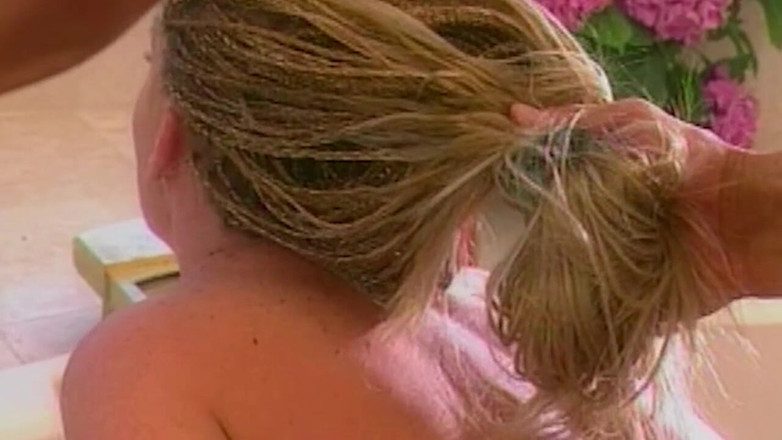 Onlyxfans: Une blonde sexy à la chatte poilue se fait dorloter dans...