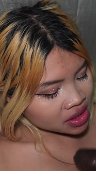 Blonde BBW-Asiatin mit schwarzem